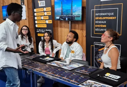 Un étudiant de l’école IRIS échange sur des solutions innovantes avec un représentant lors du Salon du Bourget 2025
