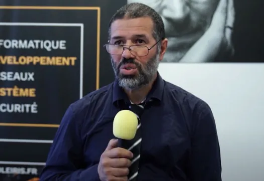 Un professeur de l’école IRIS en train d’enseigner devant ses étudiants